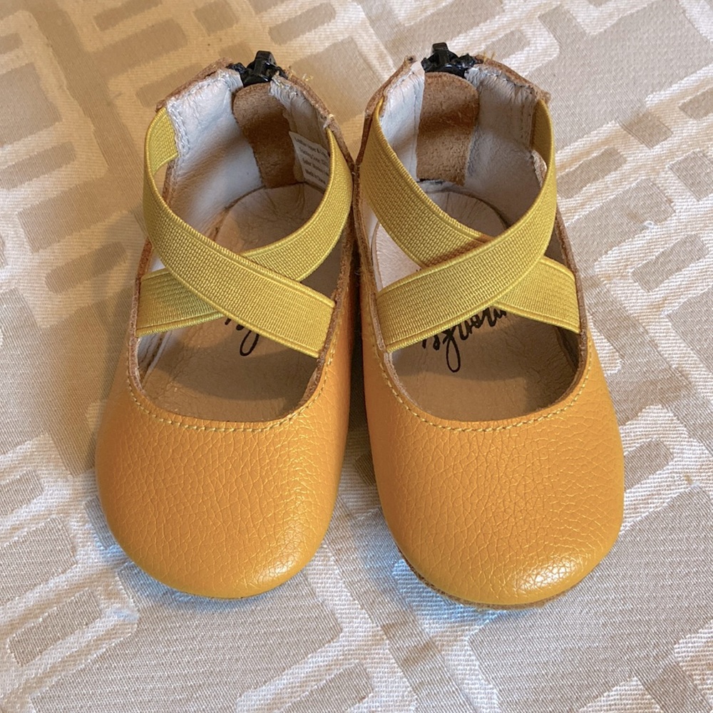 Monkey feet 6-12mo. Dandelion yellow 🌻